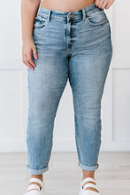 Load image into Gallery viewer, Judy Blue Ruby Full Size Mid-Rise Bleach Wash Boyfriend Jeans
