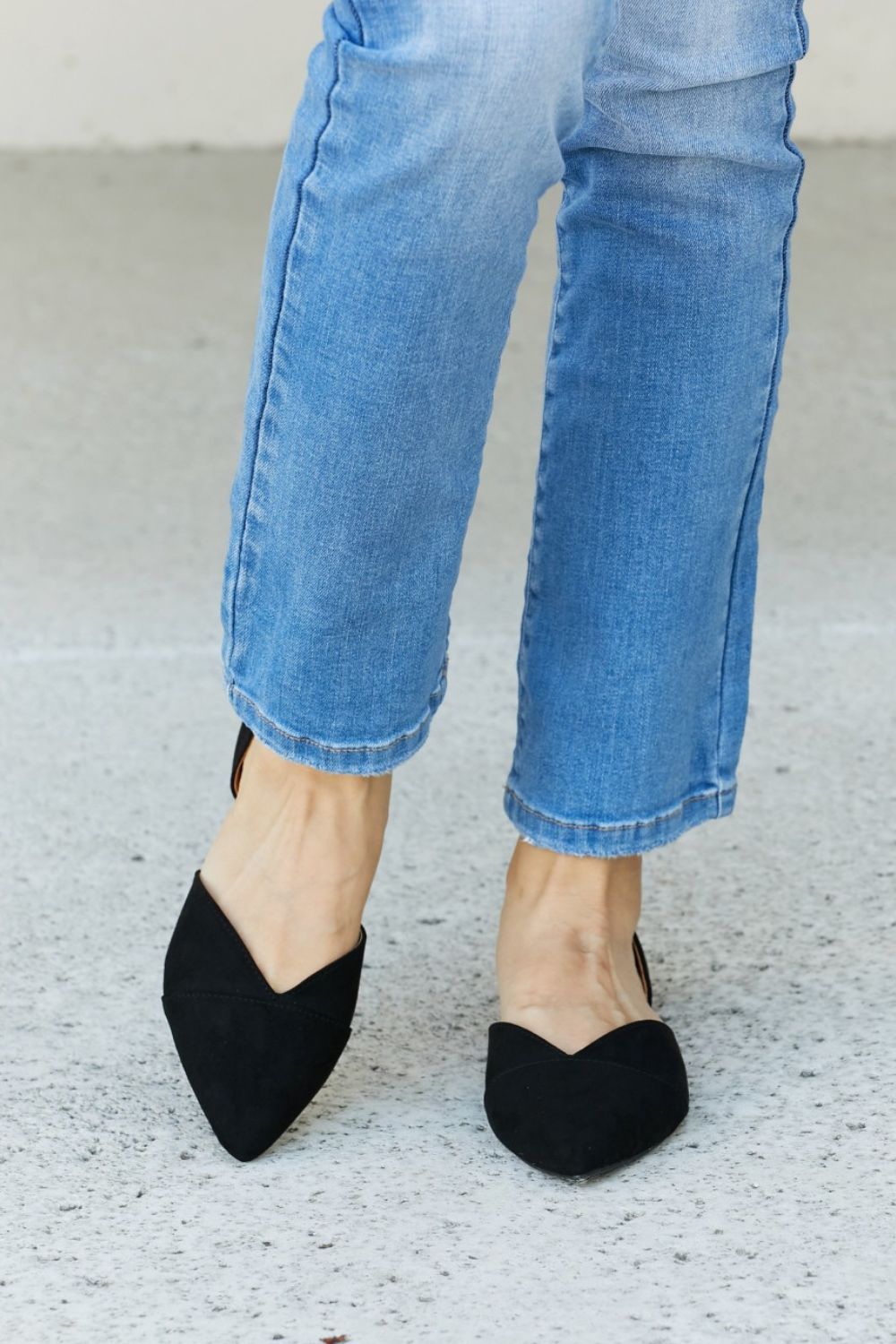 Qupid Simple and Chic Pointed Toe Ballet Flats in Black